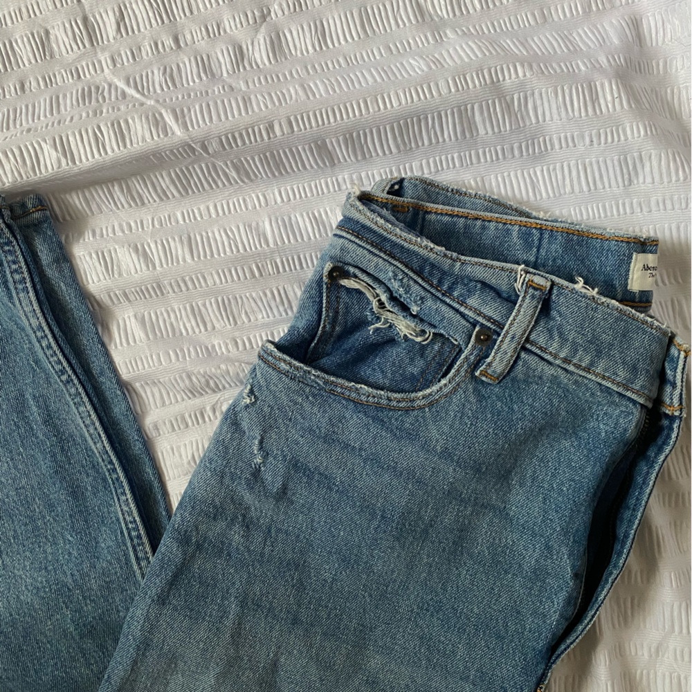Abercrombie and Fitch The 90s Relaxed Jean High Rise - size 6